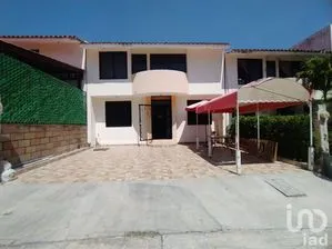 NEX-200890 - Casa en Renta, con 4 recamaras, con 2 baños, con 180 m2 de construcción en Las Nubes, CP 29087, Chiapas.