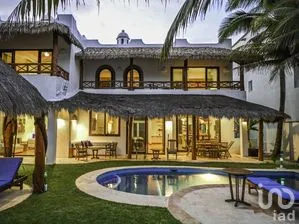 NEX-267603 - Casa en Venta, con 5 recamaras, con 6 baños, con 2058 m2 de construcción.