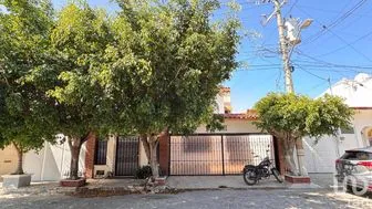 NEX-282674 - Casa en Venta, con 4 recamaras, con 5 baños, con 361.47 m2 de construcción en Boulevares, CP 29020, Chiapas.