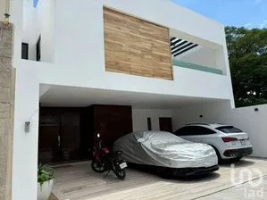 NEX-282677 - Casa en Venta, con 4 recamaras, con 4 baños en 5 Plumas, CP 29020, Chiapas.