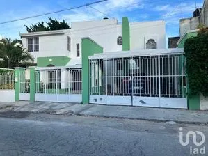 NEX-228984 - Casa en Venta, con 4 recamaras, con 5 baños, con 275.4 m2 de construcción.