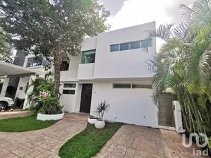NEX-284408 - Casa en Venta, con 3 recamaras, con 3 baños, con 310 m2 de construcción.