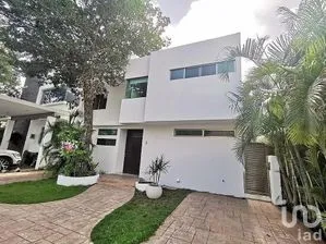 NEX-289005 - Casa en Venta, con 3 recamaras, con 3 baños, con 310 m2 de construcción.