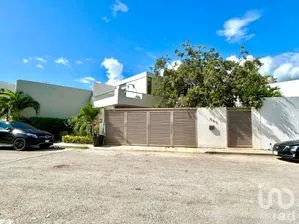 NEX-280924 - Casa en Venta, con 4 recamaras, con 5 baños, con 297 m2 de construcción.