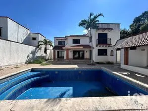 NEX-280925 - Casa en Venta, con 3 recamaras, con 4 baños, con 462 m2 de construcción.