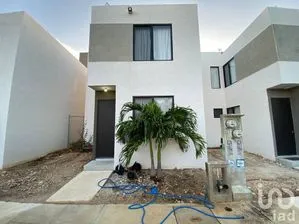 NEX-229004 - Casa en Venta, con 3 recamaras, con 3 baños, con 104 m2 de construcción en Las Palmas Yucatán, CP 97370, Yucatán.
