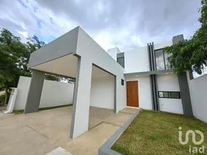 NEX-232174 - Casa en Venta, con 3 recamaras, con 3 baños en Floresta, CP 97205, Yucatán.