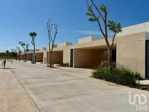 NEX-276372 - Casa en Venta, con 3 recamaras, con 4 baños, con 330 m2 de construcción en Xcanatún, CP 97302, Yucatán.