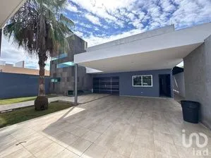 NEX-288532 - Casa en Renta, con 3 recamaras, con 4 baños, con 424.76 m2 de construcción en Montebello, CP 97113, Yucatán.