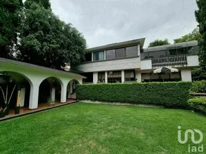 NEX-114471 - Casa en Venta, con 4 recamaras, con 3 baños, con 530 m2 de construcción.