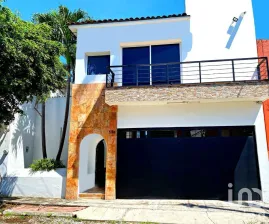 NEX-115848 - Casa en Venta, con 3 recamaras, con 2 baños, con 303 m2 de construcción en Lomas de Circunvalación, CP 28010, Colima.