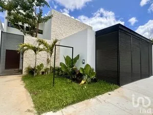 NEX-279329 - Casa en Venta, con 3 recamaras, con 3 baños, con 305 m2 de construcción.
