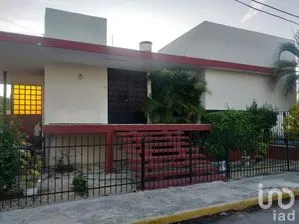 NEX-279382 - Casa en Venta, con 3 recamaras, con 5 baños, con 588 m2 de construcción en Circuito Colonias, CP 97260, Yucatán.