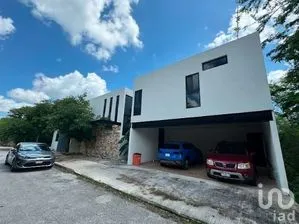 NEX-279569 - Casa en Venta, con 4 recamaras, con 5 baños, con 450 m2 de construcción.