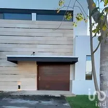 NEX-279619 - Casa en Venta, con 4 recamaras, con 4 baños, con 435.29 m2 de construcción en Yucatán Country Club, CP 97308, Yucatán.