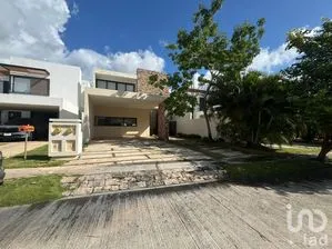 NEX-279711 - Casa en Venta, con 4 recamaras, con 3 baños.