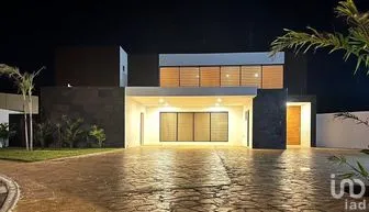NEX-289018 - Casa en Venta, con 4 recamaras, con 4 baños, con 430 m2 de construcción en Jardines de Rejoyada, CP 97307, Yucatán.