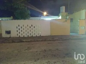 NEX-289078 - Casa en Venta, con 1 recamara, con 3 baños en Circuito Colonias, CP 97260, Yucatán.