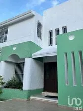 NEX-289227 - Casa en Venta, con 4 recamaras, con 5 baños, con 275.4 m2 de construcción en Itzimna, CP 97100, Yucatán.