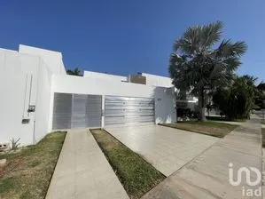 NEX-289242 - Casa en Venta, con 3 recamaras, con 3 baños, con 428.7 m2 de construcción.