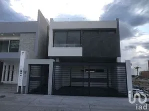 NEX-202383 - Casa en Venta, con 4 recamaras, con 4 baños, con 250 m2 de construcción en Villa Magna, CP 78183, San Luis Potosí.