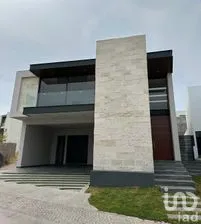 NEX-272465 - Casa en Venta, con 3 recamaras, con 4 baños, con 380 m2 de construcción en Sierra Azúl, CP 78295, San Luis Potosí.