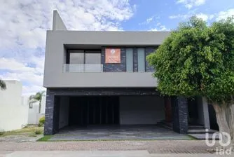 NEX-272477 - Casa en Venta, con 3 recamaras, con 4 baños, con 448 m2 de construcción en Privadas del Pedregal, CP 78295, San Luis Potosí.