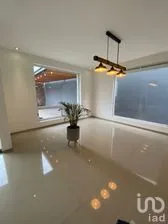 NEX-276290 - Casa en Venta, con 3 recamaras, con 4 baños, con 300 m2 de construcción.
