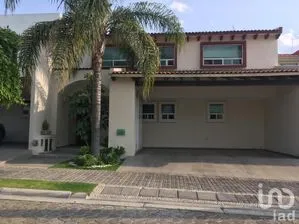 NEX-266673 - Casa en Venta, con 3 recamaras, con 226.68 m2 de construcción.