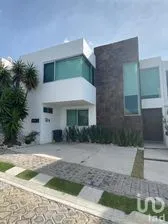 NEX-269934 - Casa en Venta, con 4 recamaras, con 5 baños, con 230 m2 de construcción.