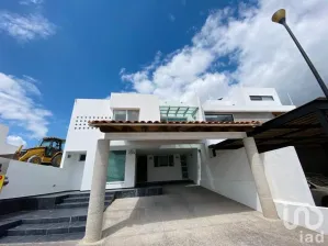NEX-116405 - Casa en Renta, con 3 recamaras, con 2 baños, con 315 m2 de construcción en Cumbres del Lago, CP 76230, Querétaro.