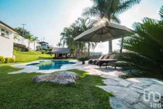 NEX-114082 - Casa en Venta, con 6 recamaras, con 7 baños, con 1800 m2 de construcción.