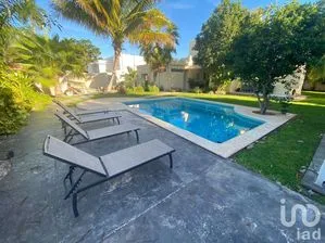 NEX-202063 - Casa en Venta, con 6 recamaras, con 7 baños, con 347 m2 de construcción.