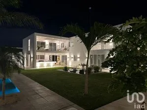 NEX-270122 - Casa en Venta, con 3 recamaras, con 4 baños, con 502 m2 de construcción.