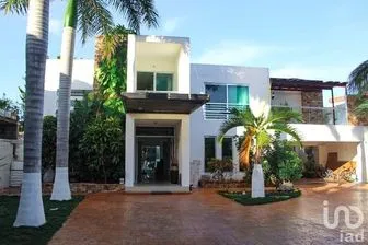NEX-215728 - Casa en Venta, con 4 recamaras, con 4 baños, con 367 m2 de construcción.