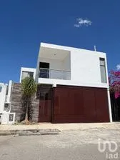 NEX-292937 - Casa en Renta, con 5 recamaras, con 3 baños en Los Héroes, CP 97306, Yucatán.