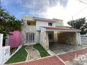 NEX-293015 - Casa en Renta, con 3 recamaras, con 3 baños, con 283.38 m2 de construcción en Monterreal, CP 97133, Yucatán.