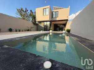 NEX-298378 - Casa en Venta, con 4 recamaras, con 5 baños, con 355.39 m2 de construcción.