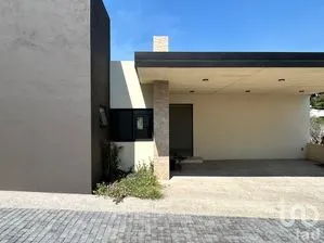 NEX-198365 - Casa en Venta, con 3 recamaras, con 3 baños, con 215 m2 de construcción.