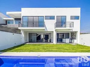 NEX-250481 - Casa en Venta, con 3 recamaras, con 4 baños, con 390 m2 de construcción.