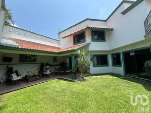 NEX-299770 - Casa en Venta, con 3 recamaras, con 4 baños, con 384 m2 de construcción.