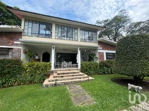 NEX-303075 - Casa en Renta, con 3 recamaras, con 3 baños, con 232 m2 de construcción.