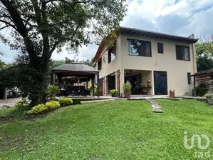 NEX-303853 - Casa en Venta, con 5 recamaras, con 4 baños, con 288 m2 de construcción.