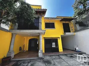 NEX-307397 - Casa en Venta, con 3 recamaras, con 3 baños, con 267 m2 de construcción.