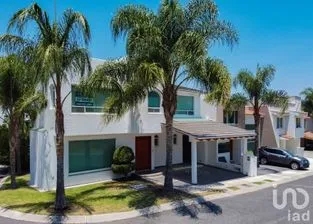 NEX-146350 - Casa en Renta, con 4 recamaras, con 5 baños, con 302 m2 de construcción en Centro Sur, CP 76090, Querétaro.