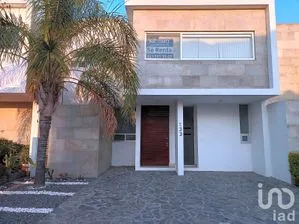 NEX-244549 - Casa en Renta, con 3 recamaras, con 2 baños, con 172 m2 de construcción.
