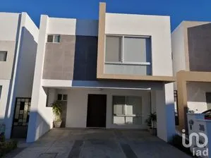 NEX-24595 - Casa en Renta, con 3 recamaras, con 2 baños, con 200 m2 de construcción en Cumbres del Lago, CP 76230, Querétaro.