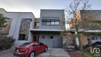 NEX-304723 - Casa en Renta, con 4 recamaras, con 4 baños, con 243 m2 de construcción.