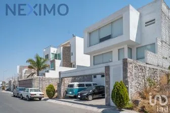 NEX-41185 - Casa en Venta, con 4 recamaras, con 3 baños, con 225 m2 de construcción.
