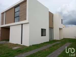 NEX-48985 - Casa en Renta, con 4 recamaras, con 3 baños, con 201 m2 de construcción en Puerta Real, CP 76910, Querétaro.